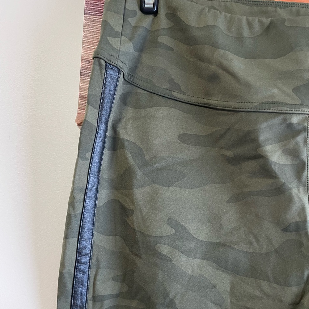 White birch athletic leggings ankle length faux leather green camo Large nwot - Picture 3 of 5